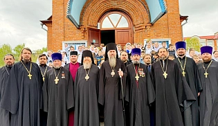 Епископ Алатырский и Порецкий Феодосий в Светлую субботу сослужил епископу Канашскому и Беловолжскому на Божественной Литургии в храме иконы Божией Матери "Всех скорбящих Радость" города Канаш
