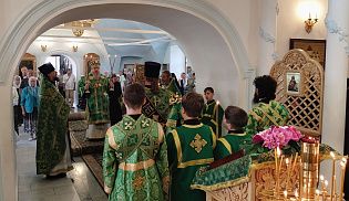 Епископ Алатырский и Порецкий Феодосий в День Святого Духа совершил Божественную Литургию в Киево-Николаевском Новодевичьем монастыре города Алатырь