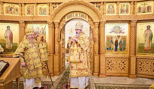 Епископ Алатырский и Порецкий Феодосий за Божественной литургией митрополиту Чебоксарскому и Чувашскому Савватию в Престольный праздник Киево-Николаевского Новодевичьего монастыря города Алатырь 