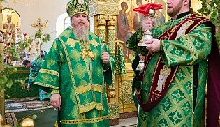 Управляющий Алтырской епархией в праздник Святой Троицы сослужил за Божественной Литургией митрополиту Чебоксарскому и  Чувашскому Савватию в Свято-Троицком мужском монастыре города Алатырь