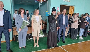 Священник напутствовал выпускников на торжественной линейке в Первомайской СОШ