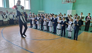 Священник напутствовал выпускников на торжественной линейке в Первомайской СОШ