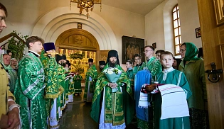Управляющий Алтырской епархией в праздник Святой Троицы сослужил за Божественной Литургией митрополиту Чебоксарскому и  Чувашскому Савватию в Свято-Троицком мужском монастыре города Алатырь