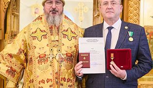 Епископ Алатырский и Порецкий Феодосий за Божественной литургией митрополиту Чебоксарскому и Чувашскому Савватию в Престольный праздник Киево-Николаевского Новодевичьего монастыря города Алатырь 