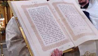 Епископ Алатырский и Порецкий Феодосий в праздник Рождества Христова совершил ночную Божественную Литургию в кафедральном храме в честь Иверской иконы Божией Матери города Алатырь