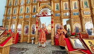 Епископ Алатырский и Порецкий Феодосий в Светлую субботу сослужил епископу Канашскому и Беловолжскому на Божественной Литургии в храме иконы Божией Матери "Всех скорбящих Радость" города Канаш