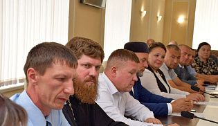 Участие благочинного Батыревского округа в заседании Совета по межнациональным и межконфессиональным отношениям