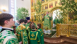 Управляющий Алтырской епархией в праздник Святой Троицы сослужил за Божественной Литургией митрополиту Чебоксарскому и  Чувашскому Савватию в Свято-Троицком мужском монастыре города Алатырь