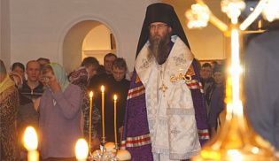 В праздник Рождества Христова Преосвященнейший Феодор совершил Божественную литургию Василия Великого в храме в честь иконы Божией Матери "Иверская"