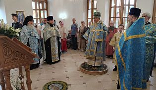 Епископ Алатырский и Порецкий Феодосий в праздник Казанской иконы Божией Матери возглавил Престольные торжества в Казанском храме города Алатыря