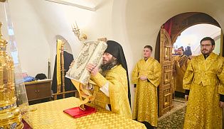 Епископ Алатырский и Порецкий Феодосий за Божественной литургией митрополиту Чебоксарскому и Чувашскому Савватию в Престольный праздник Киево-Николаевского Новодевичьего монастыря города Алатырь 