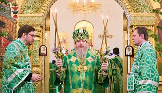 Управляющий Алтырской епархией в праздник Святой Троицы сослужил за Божественной Литургией митрополиту Чебоксарскому и  Чувашскому Савватию в Свято-Троицком мужском монастыре города Алатырь