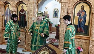 Епископ Алатырский и Порецкий Феодосий в День Святого Духа совершил Божественную Литургию в Киево-Николаевском Новодевичьем монастыре города Алатырь