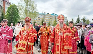 Епископ Алатырский и Порецкий Феодосий в Светлую субботу сослужил епископу Канашскому и Беловолжскому на Божественной Литургии в храме иконы Божией Матери "Всех скорбящих Радость" города Канаш