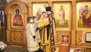 Епископ Алатырский и Порецкий Феодосий за Божественной литургией митрополиту Чебоксарскому и Чувашскому Савватию в Престольный праздник Киево-Николаевского Новодевичьего монастыря города Алатырь 