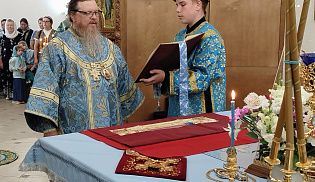 Епископ Алатырский и Порецкий Феодосий в праздник Казанской иконы Божией Матери возглавил Престольные торжества в Казанском храме города Алатыря