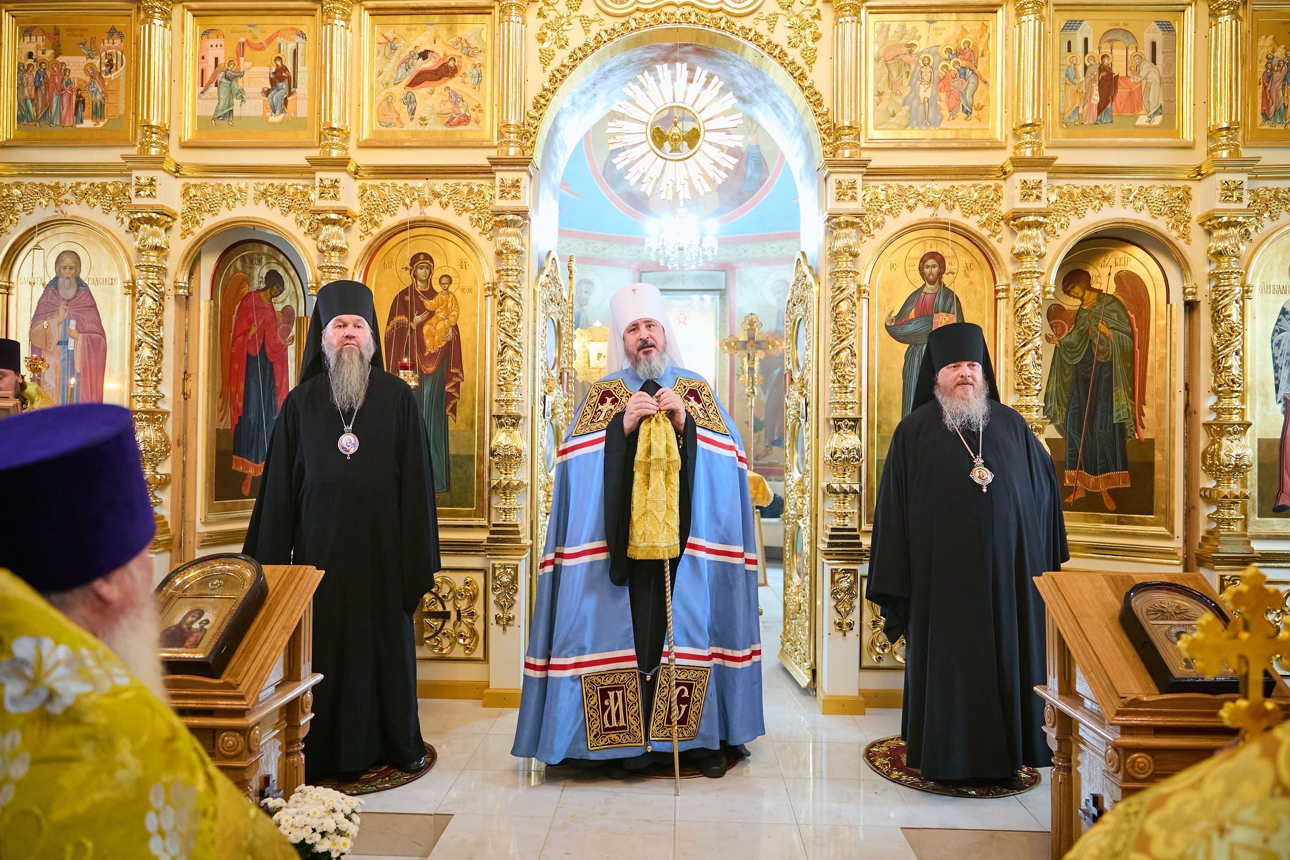 Епископ Алатырский и Порецкий Феодосий в Неделю 19-ю по Пятидесятнице сослужил за Божественной литургией митрополиту Чебоксарскому и Чувашскому Савватию в храме в честь Казанской иконы Божией Матери города Козловка  Епископ Алатырский и Порецкий Феодосий в Неделю 19-ю по Пятидесятнице сослужил за Божественной литургией митрополиту Чебоксарскому и Чувашскому Савватию в храме в честь Казанской иконы Божией Матери города Козловка