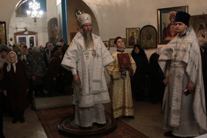 В Рождественский сочельник Преосвященнейший Феодор, епископ Алатырский и Порецкий, совершил Божественную Литургию и великую вечерню в храме Воздвижения Креста Господня г. Алатырь В Рождественский сочельник Преосвященнейший Феодор, епископ Алатырский и Порецкий, совершил Божественную Литургию и великую вечерню в храме Воздвижения Креста Господня г. Алатырь