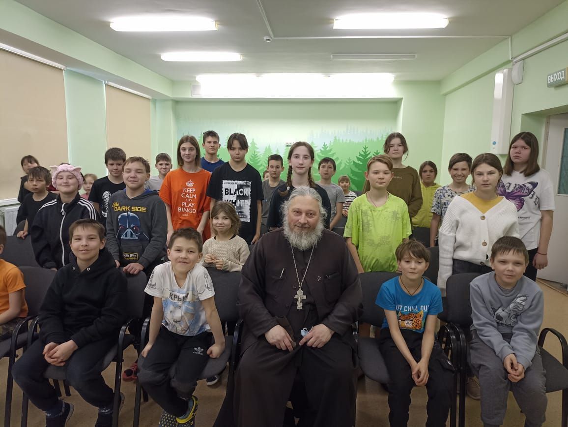 Священник в дни Светлой седмицы провёл беседу в санатории "Чувардейский бор" Священник в дни Светлой седмицы провёл беседу в санатории "Чувардейский бор"