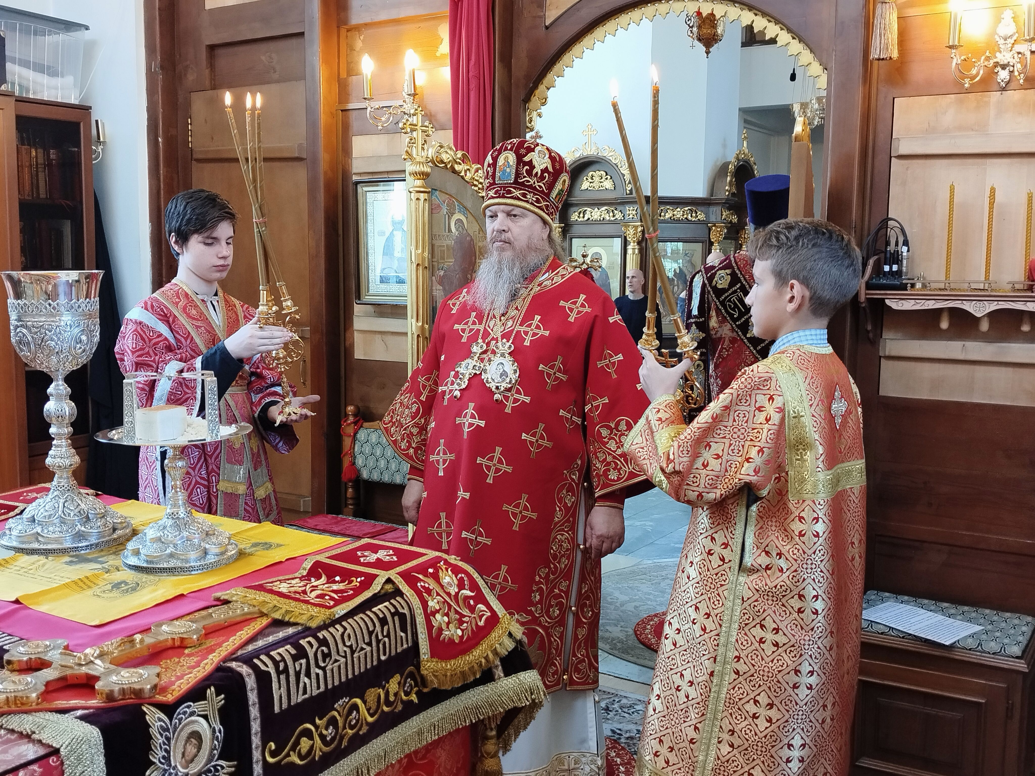 Епископ Алатырский и Порецкий Феодосий в Неделю о слепом совершил Божественную Литургию в кафедральном храме в честь Иверской иконы Божией Матери города Алатырь Епископ Алатырский и Порецкий Феодосий в Неделю о слепом совершил Божественную Литургию в кафедральном храме в честь Иверской иконы Божией Матери города Алатырь