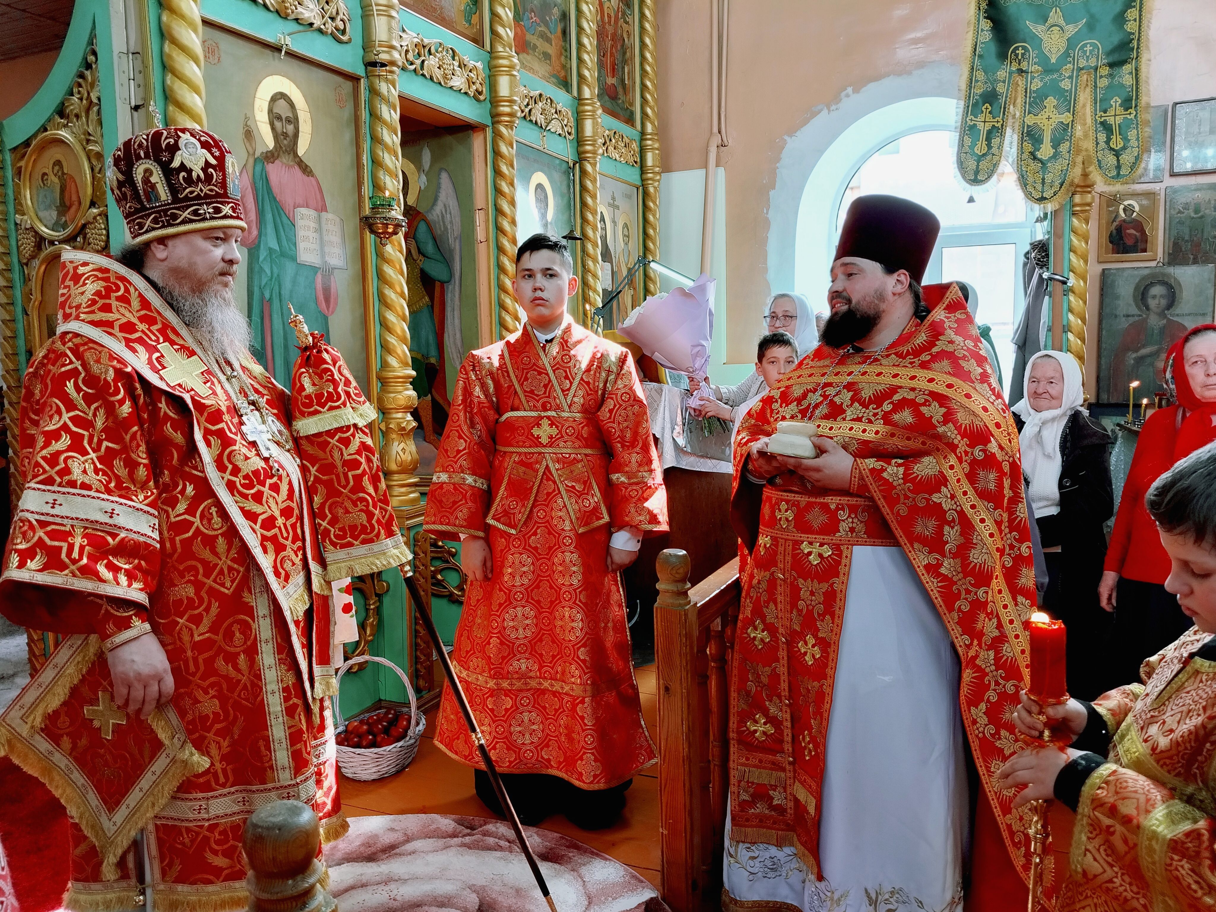 Епископ Алатырский и Порецкий Феодосий в Светлый Понедельник совершил Божественную Литургию в храме святого Александра Невского села Батырево Епископ Алатырский и Порецкий Феодосий в Светлый Понедельник совершил Божественную Литургию в храме святого Александра Невского села Батырево