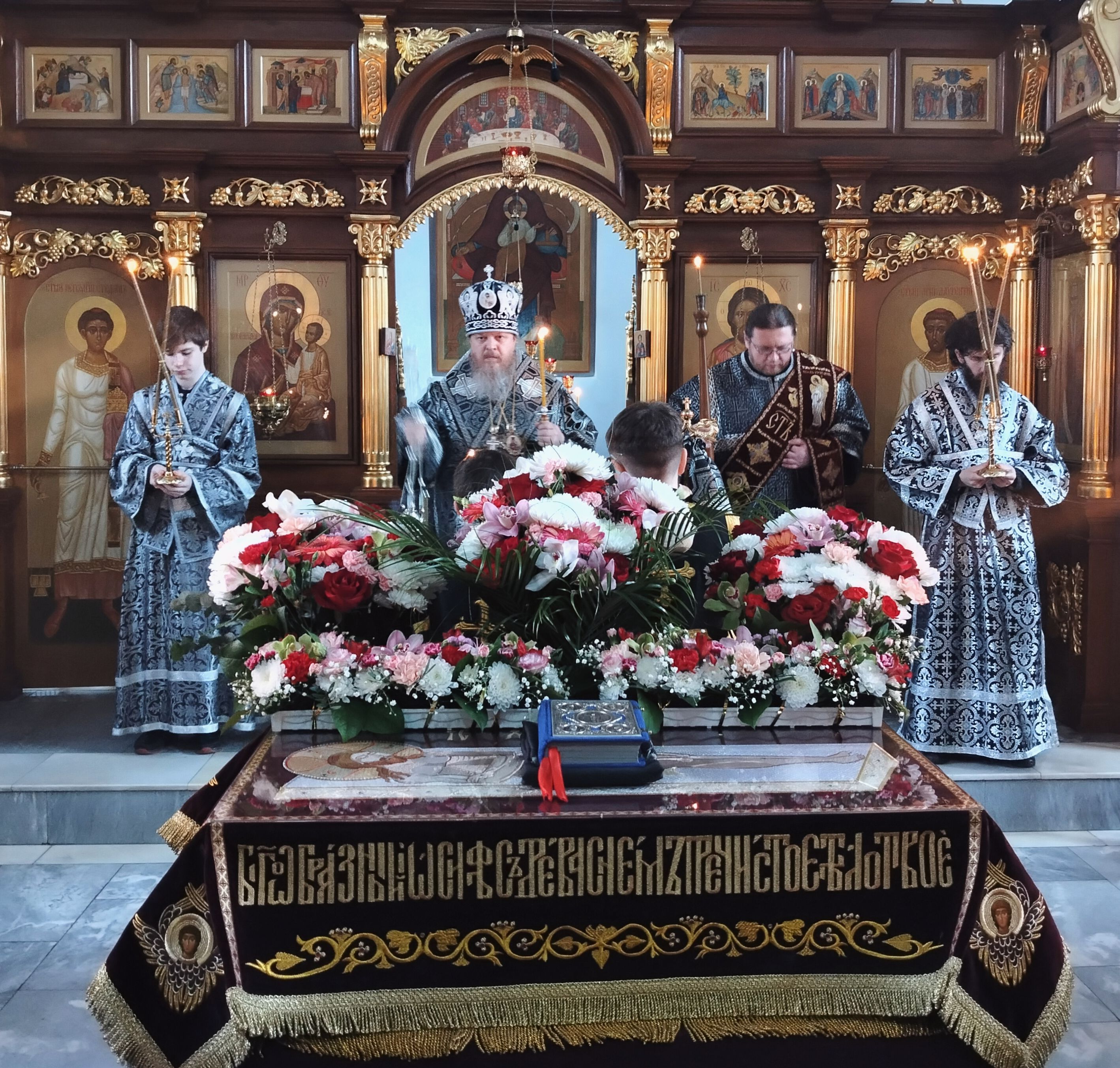 Епископ Алатырский и Порецкий Феодосий в Великую Пятницу совершил вечерню с выносом Плащиницы и утреню с чином Погребения Плащиницы Епископ Алатырский и Порецкий Феодосий в Великую Пятницу совершил вечерню с выносом Плащиницы и утреню с чином Погребения Плащиницы