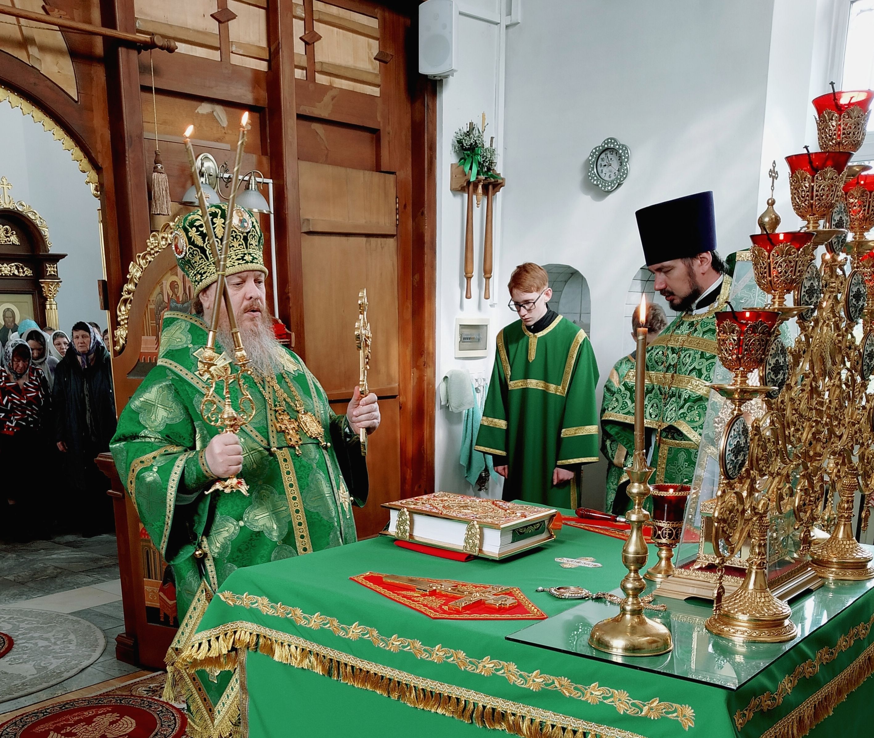 Епископ Алатырский и Порецкий Феодосий в праздник Входа Господня в Иерусалим совершил Божественную Литургию в кафедральном храме в честь Иверской иконы Божией Матери города Алатырь