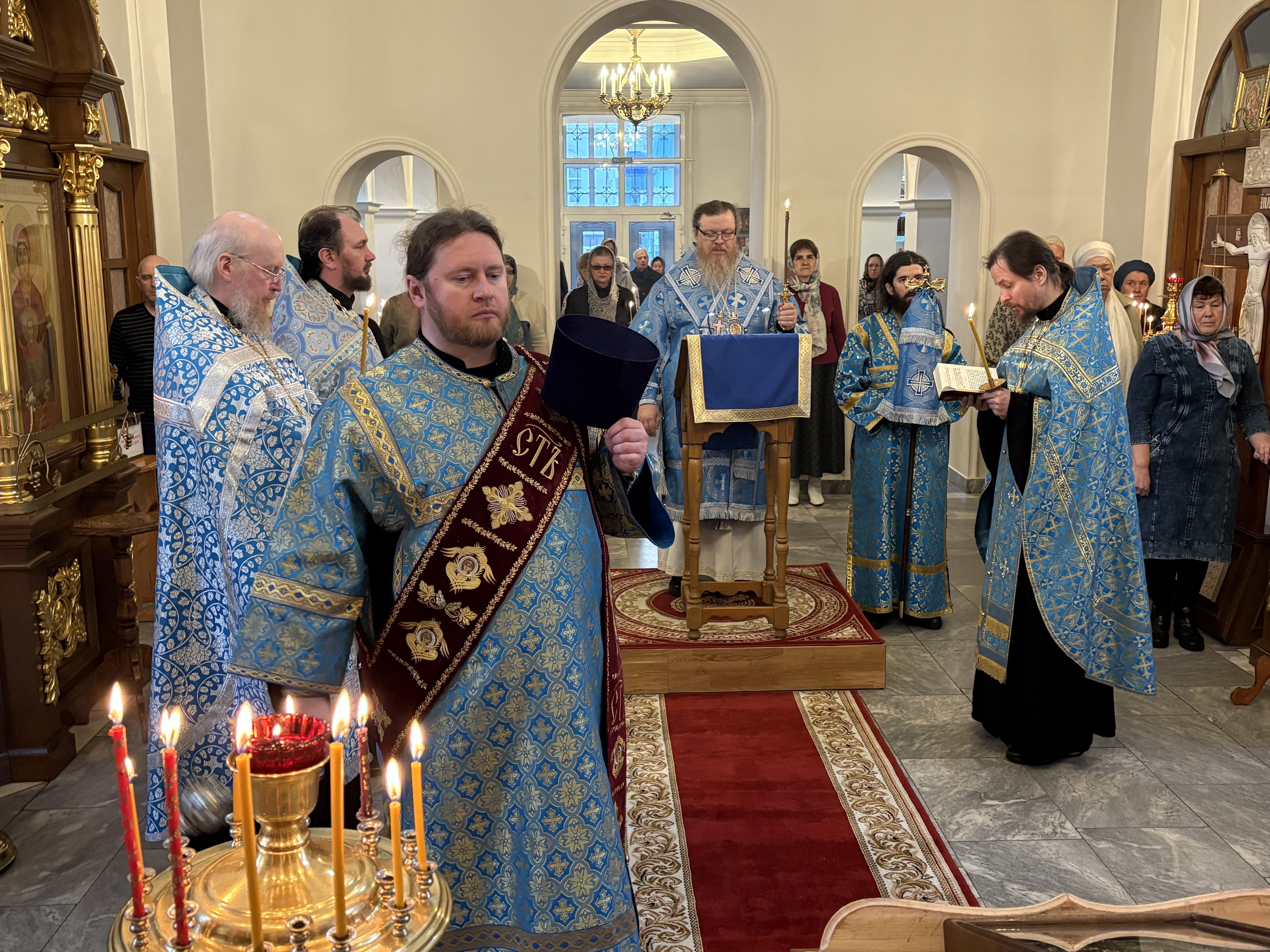 Управляющий Алатырской епархией совершил утреню с чтением акафиста Пресвятой Богородице в кафедральном храме в честь Иверской иконы Божией Матери города Алатырь