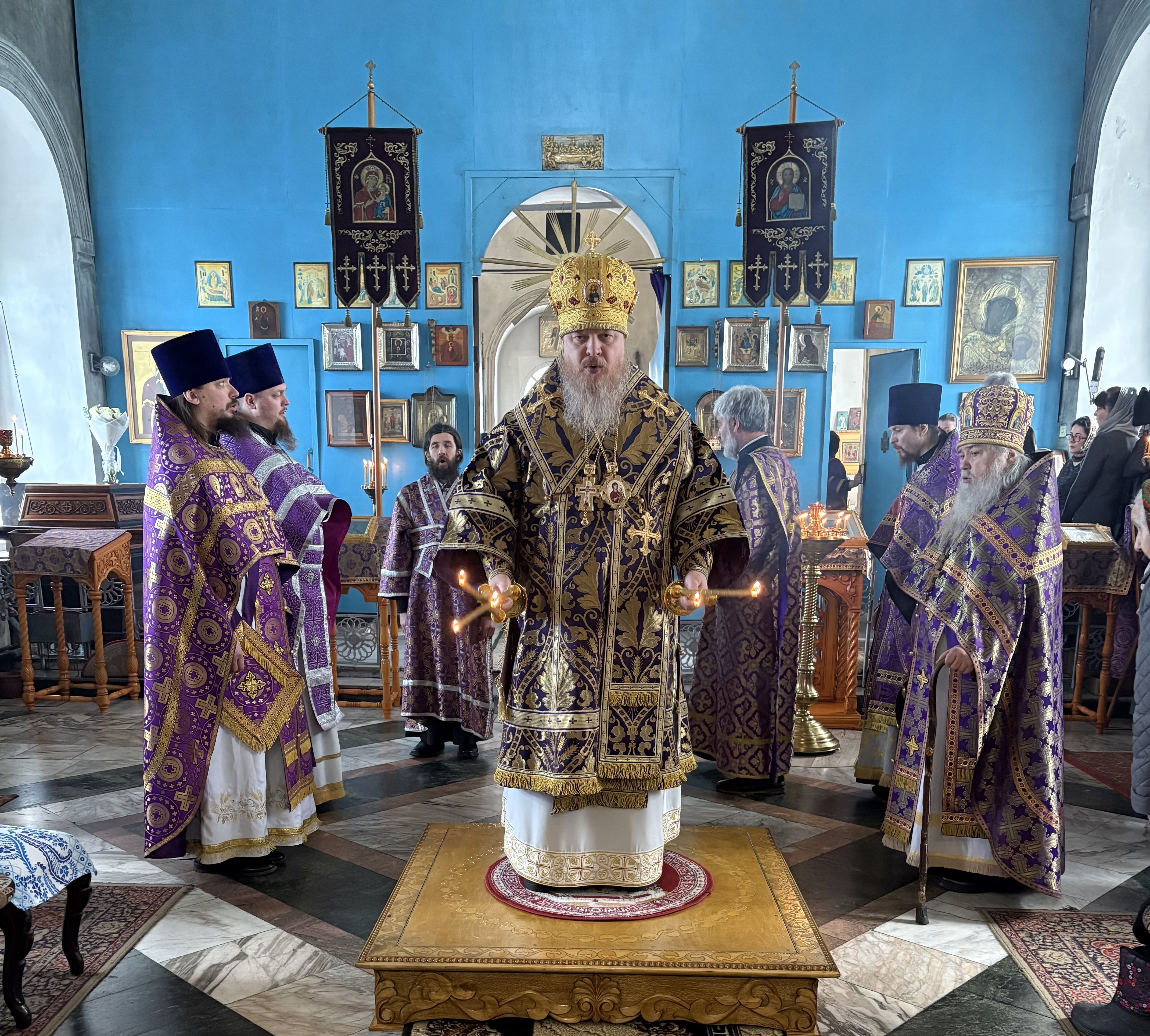 Управляющий Алатырской епархией в Неделю 5-ю Великого поста совершил Божественную Литургию в Николо-Знаменском храме города Алатырь 