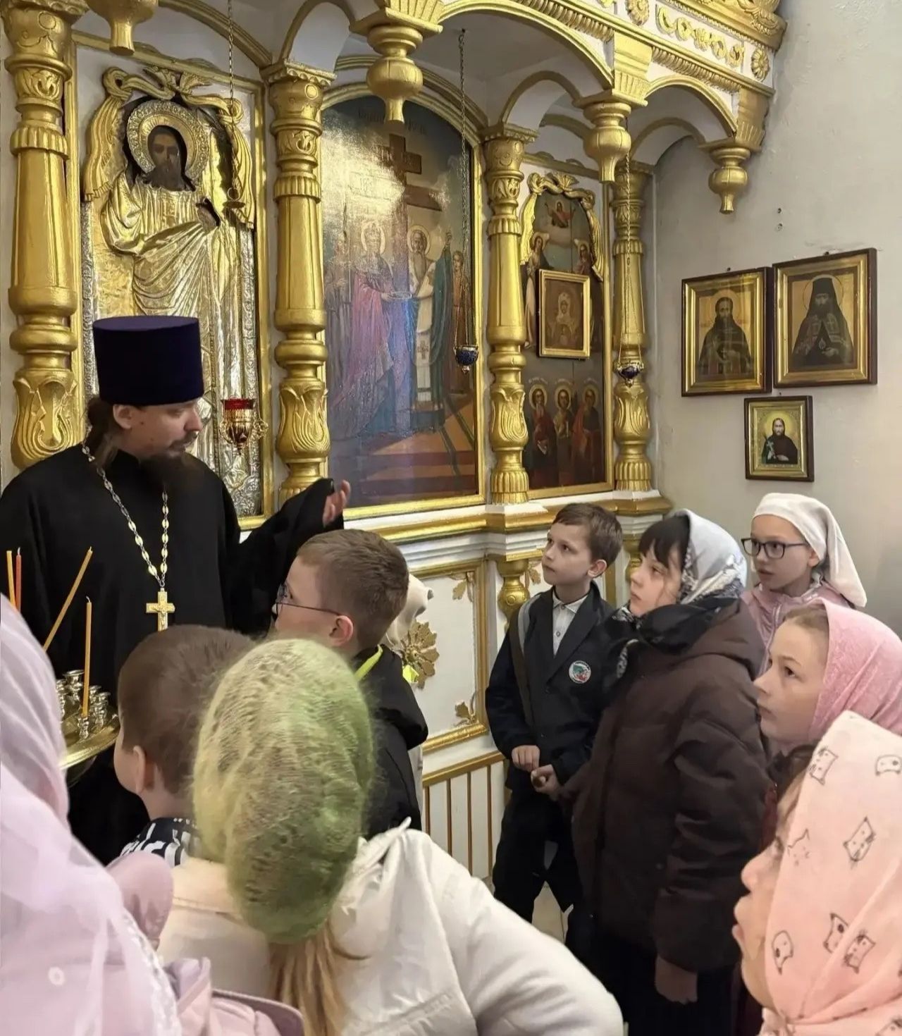 В Светлый четверг в Кресто-Воздвиженском храме встречали школьников 