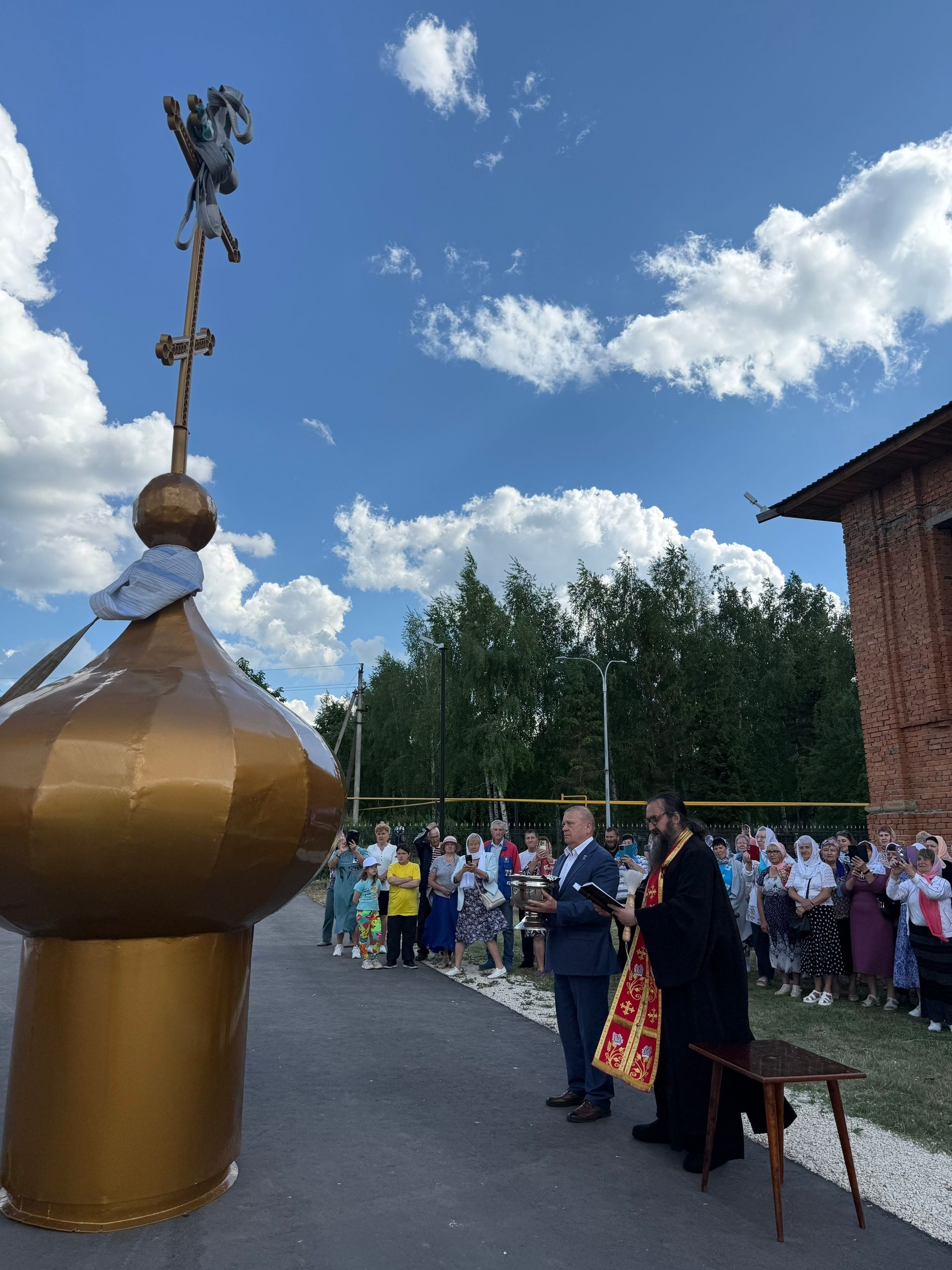 Свято-Троицкий собор в селе Порецкое увенчан куполом и Честным Крестом Христовым