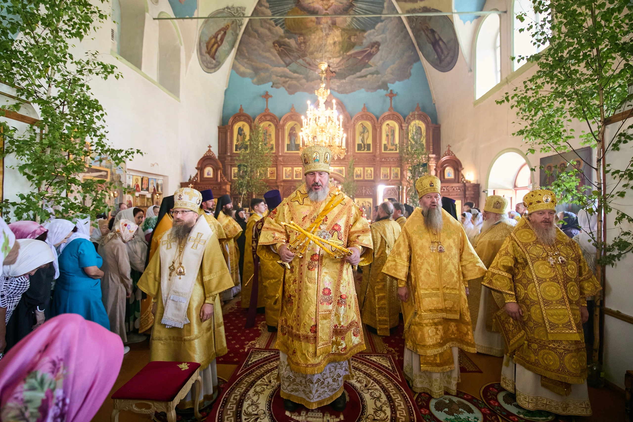 Управляющий Алатырской епархией сослужил митроплиту Чебоксарскому и Чувашскому Савватию за Божественной Литургией в храме Святой Троицы села Большой Сундырь