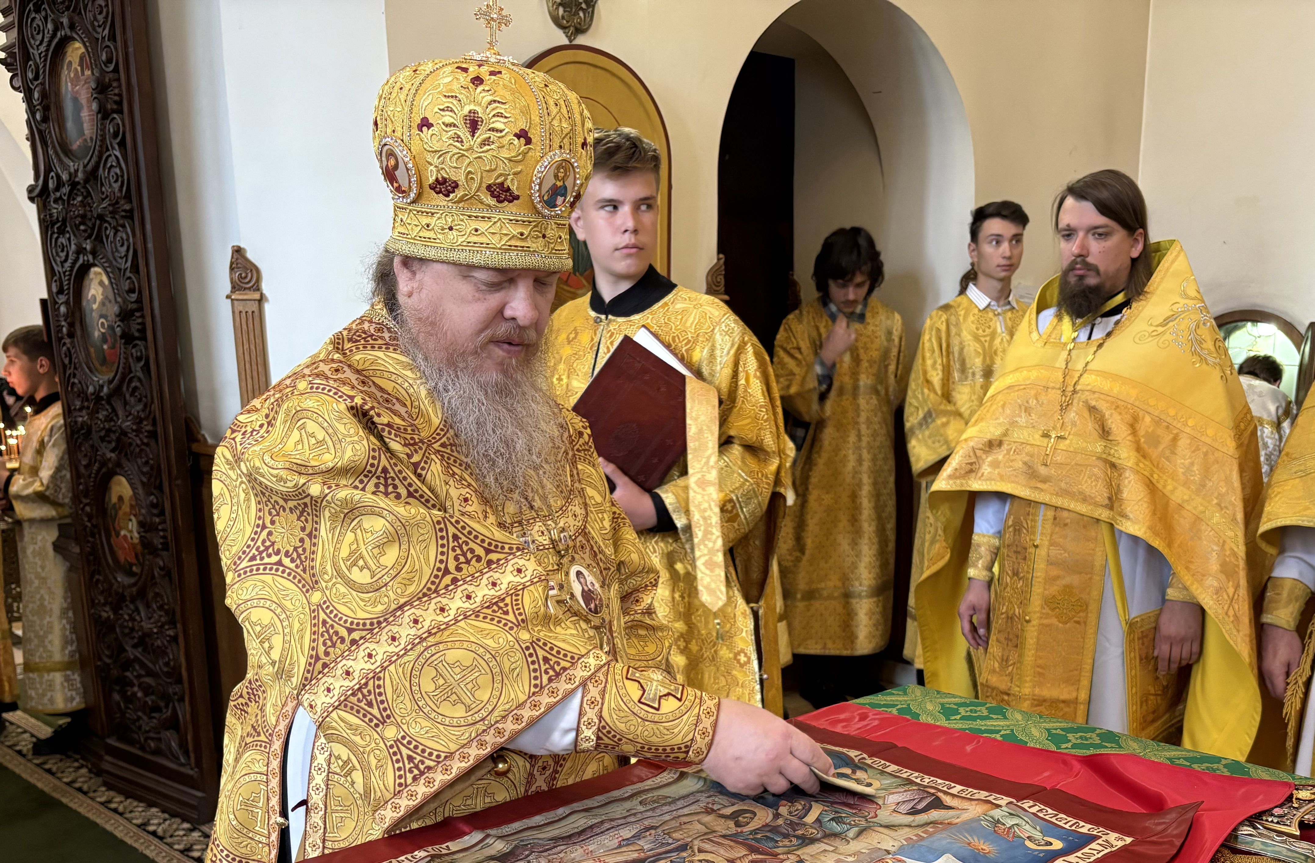 Управляющий Алатырской епархией в Неделю 4-ю по Пятидесятнице совершил Божественную Литургию в Свято-Троицком мужском монастыре города Алатырь