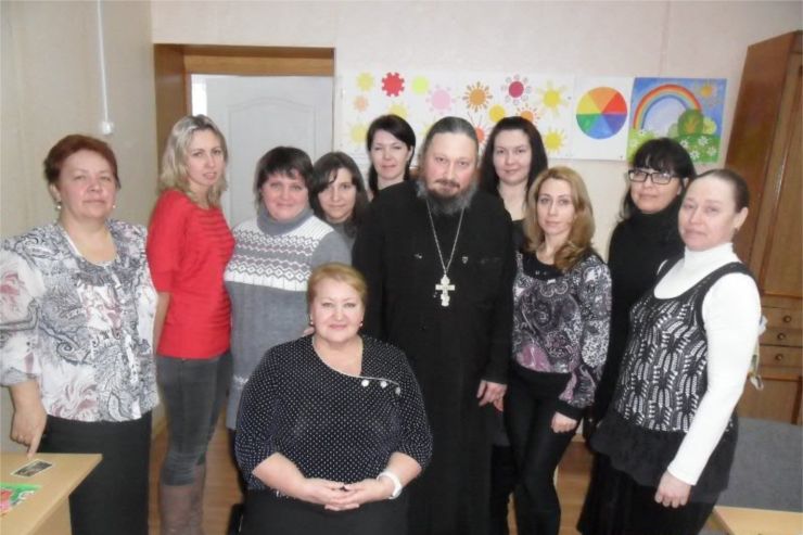 В Алатырской школе искусств прошла встреча иерея Вячеслава, председателя отдела социального служения епархии с преподавателями реабилитационного центра детей с ограниченными возможностями находящейся при школе искусств и родителями детей В Алатырской школе искусств прошла встреча иерея Вячеслава, председателя отдела социального служения епархии с преподавателями реабилитационного центра детей с ограниченными возможностями находящейся при школе искусств и родителями детей