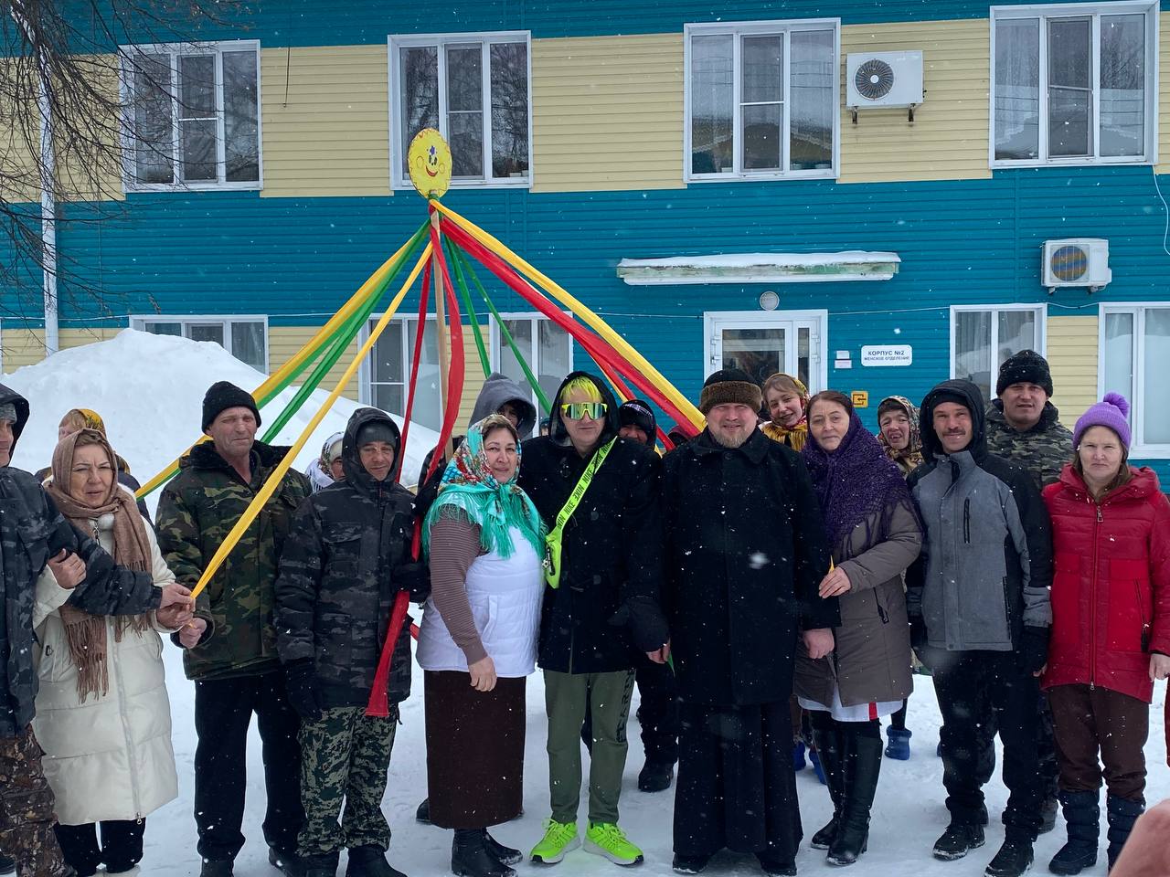 Масленичная радость: священник и прихожане навестили подопечных интерната