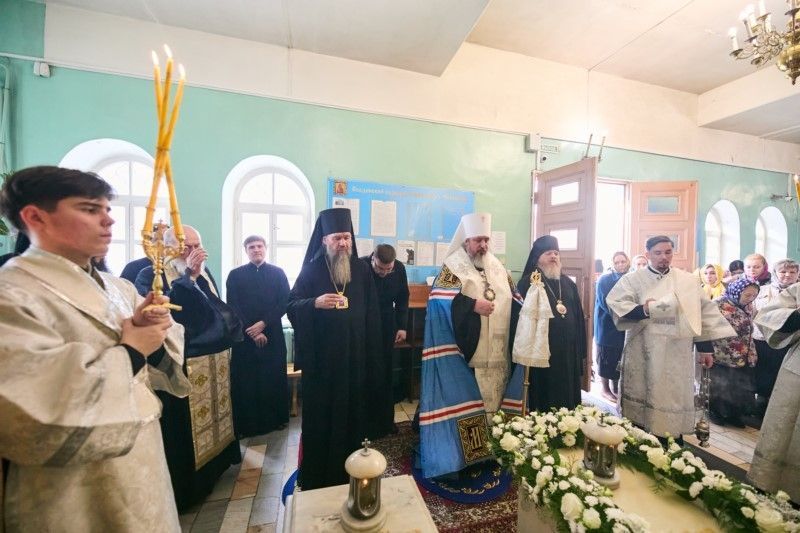 В пятидесятую годовщину преставления архиепископа Вениамина (Новицкого) на могиле архипастыря совершена заупокойная лития