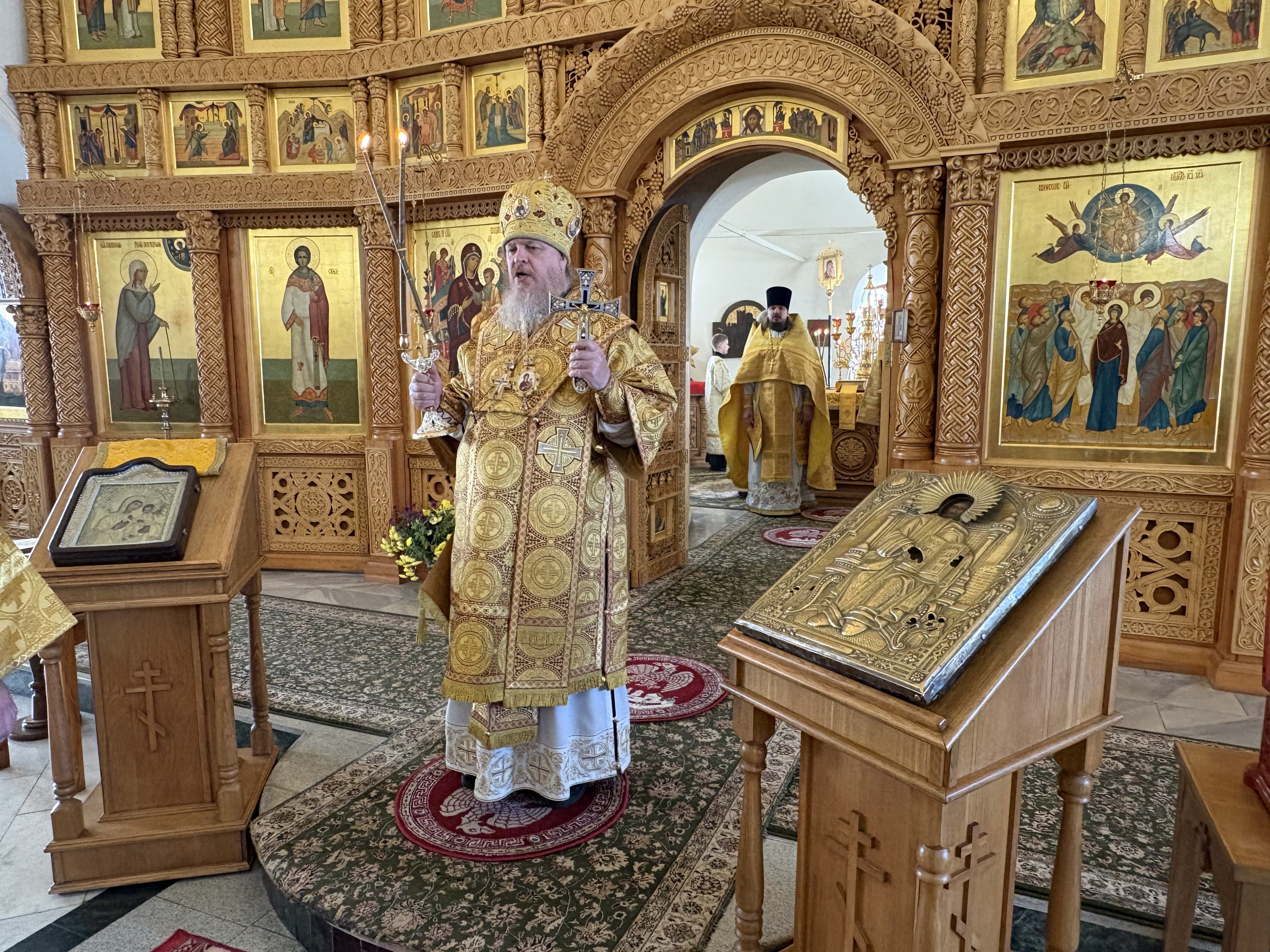 Епископ Алатырский и Батыревский Феодосий в Неделю 21-ю по Пятидесятнице совершил Божественную Литургию в Киево-Николаевском Новодевичьем монастыре города Алатыря