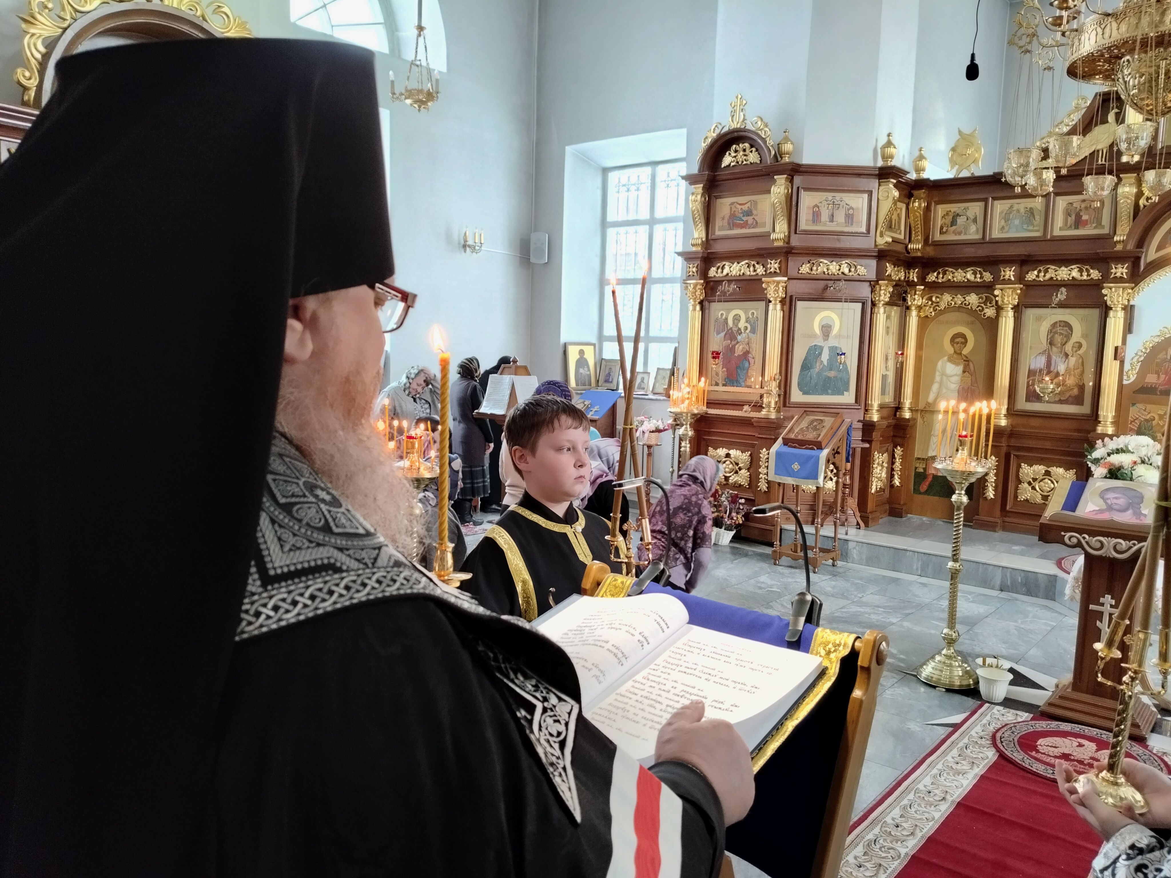 Управляющий Алатырской епархией совершил Великое повечерие с чтением Великого покаянного канона прп. Андрея Критского в кафедральном храме в честь Иверской иконы Божией Матери города Алатырь