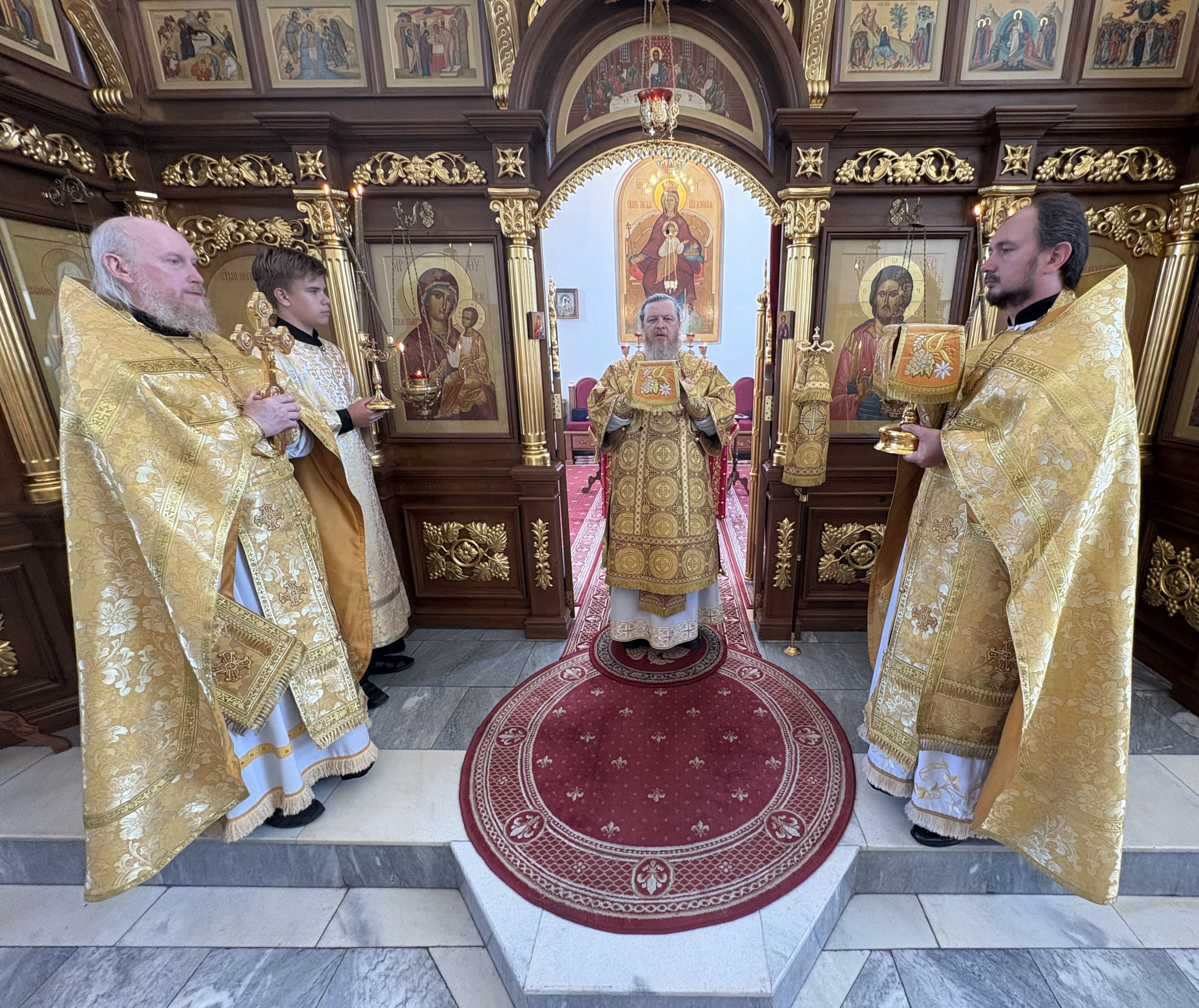 Епископ Алатырский и Батыревский Феодосий в Неделю 9-ю по Пятидесятнице совершил Божественную Литургию в Иверском кафедральном храме города Алатырь