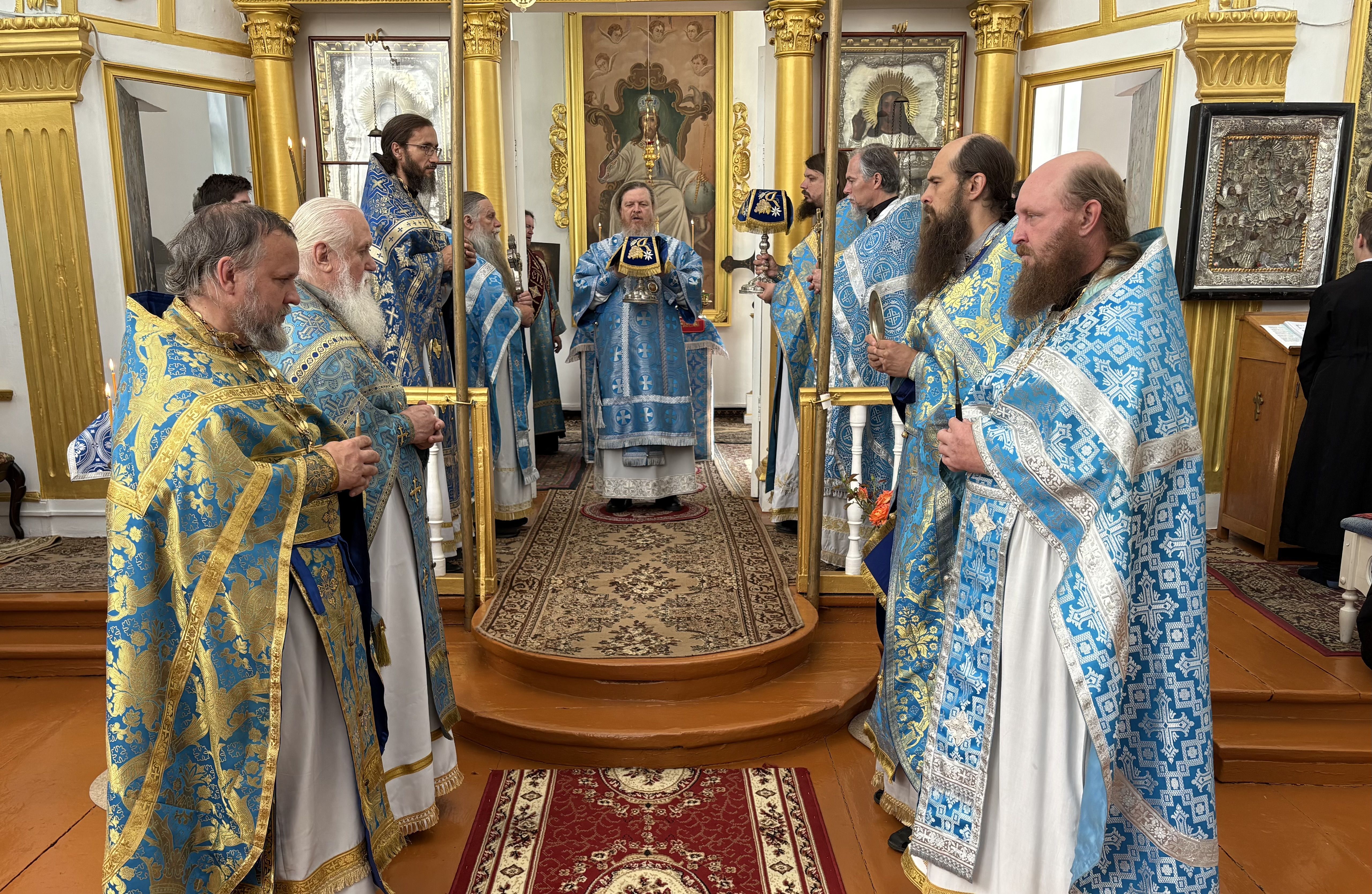 Управляющий Алатырской епархией в праздник в честь Тихвинской иконы Божией Матери возглавил Престольные торжества в Богоявленском храме села Козловка