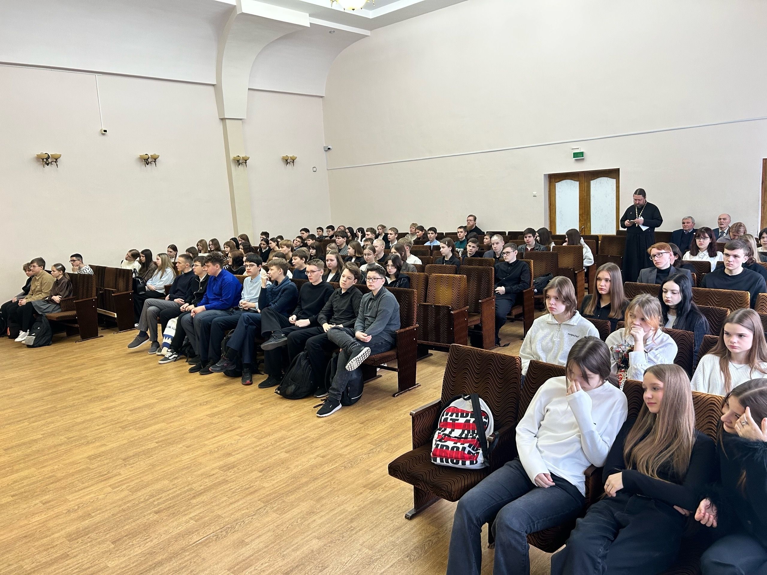 Священник побеседовал с учениками Алатырской гимназии о причинах употребления наркотиков