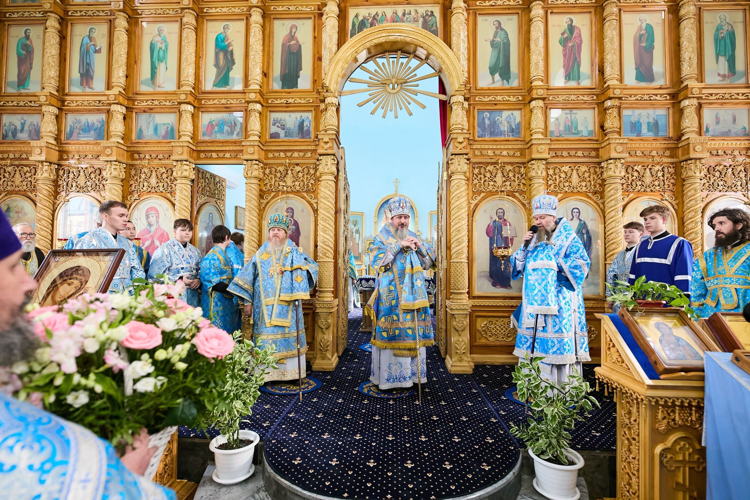 Епископ Алатырский и Порецкий Феодосий в праздник иконы Божией Матери "Всех скорбящих Радость" сослужил за Божественной литургией митрополиту Чебоксарскому и Чувашскому Савватию в храме в честь иконы Божией Матери "Всех скорбящих Радость" города Канаш