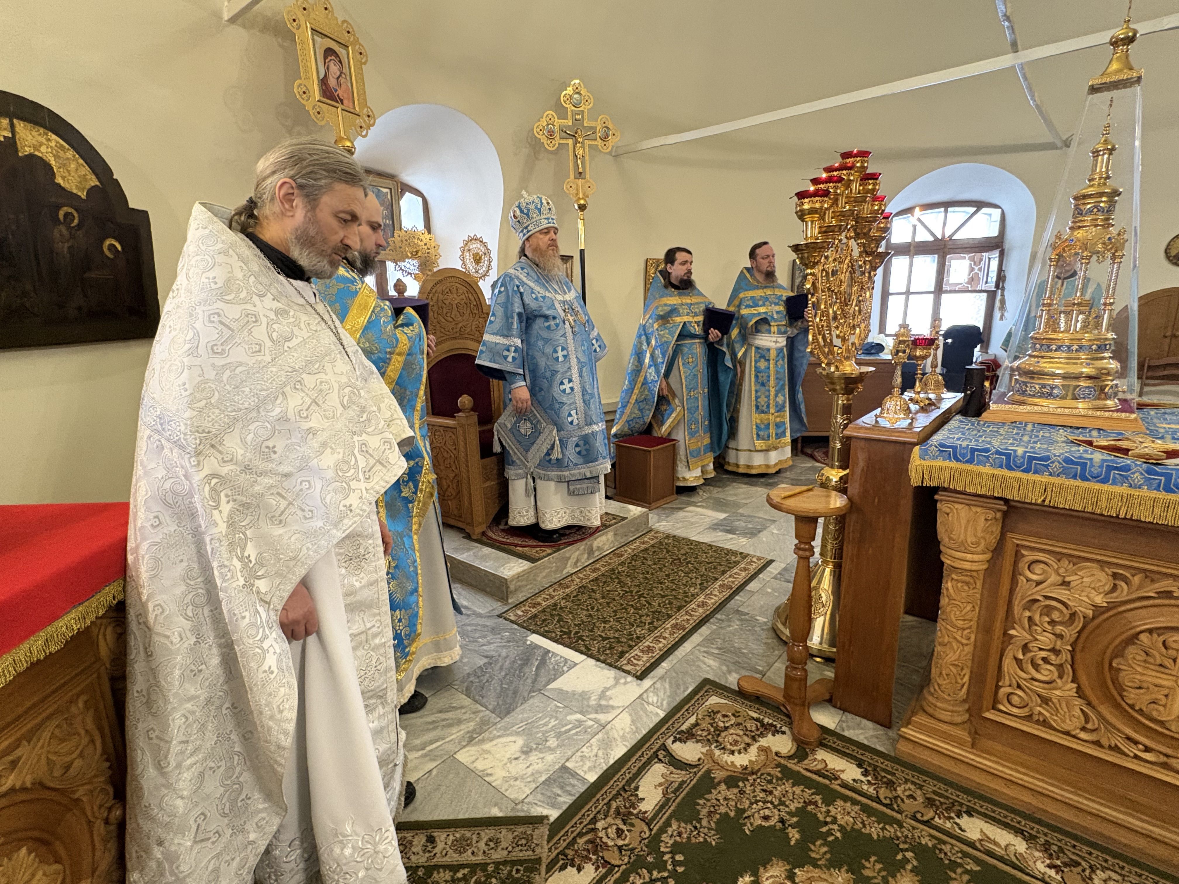 Епископ Алатырский и Порецкий Феодосий в праздник Сретения Господня совершил Божественную Литургию в Киево-Николаевском Новодевичьем монастыре города Алатырь