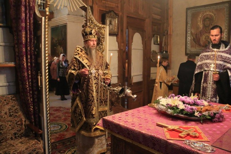 В канун праздника Воздвижения Честного и Животворящего Креста Господня, Преосвященнейший Феодор, епископ Алатырский и Порецкий, совершил Всенощное бдение с чином Воздвижения Креста Господня в храме Воздвижения Креста Господня г. Алатырь