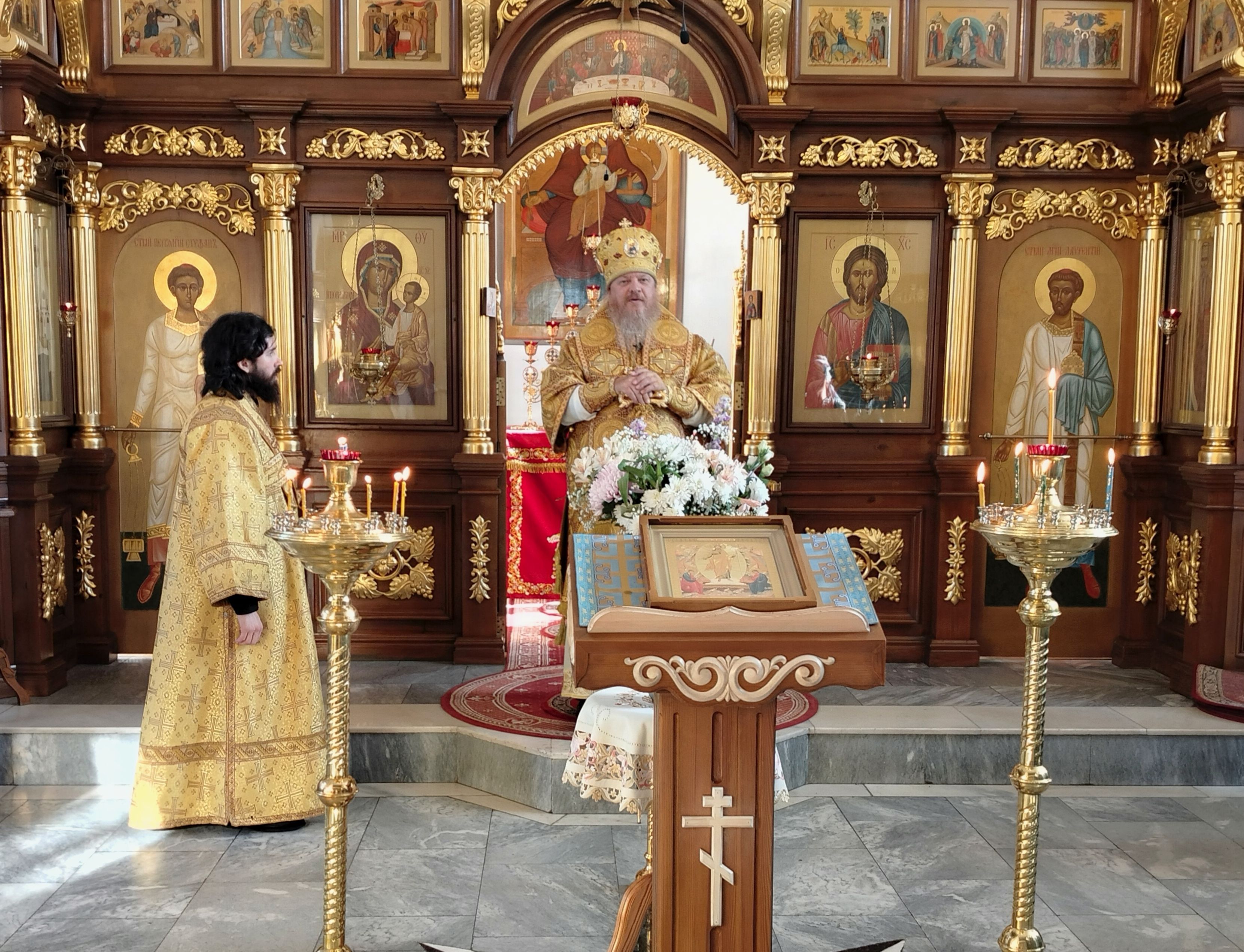 Епископ Алатырский и Порецкий Феодосий в 21-ю Неделю по Пятидесятнице совершил Божественную Литургию в кафедральном храме в честь Иверской иконы Божией Матери города Алатырь