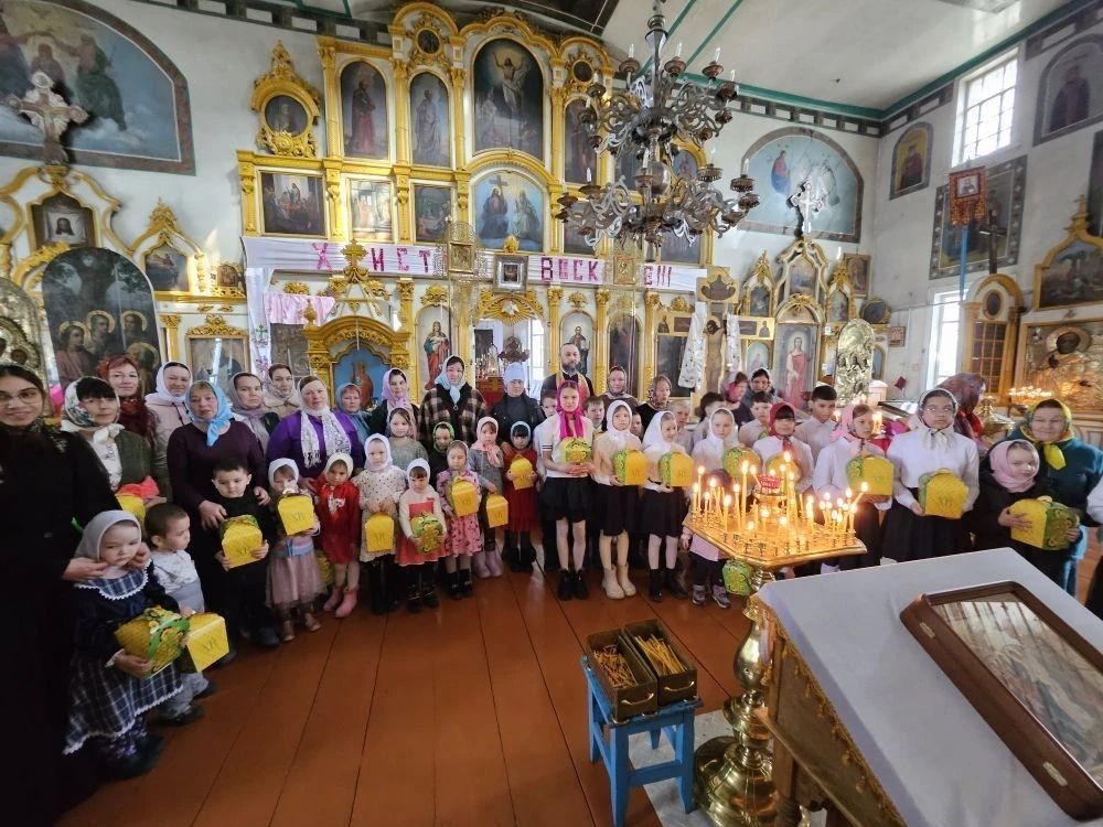 Дети села Хормалы поздравили прихожан с Пасхой