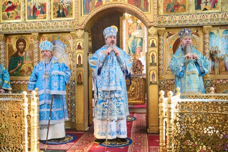 Епископ Алатырский и Батыревский Феодосий в праздник Покрова Пресвятой Богородицы сослужил главе Чувашской митрополии в Покровско-Татианинском соборе города Чебоксары