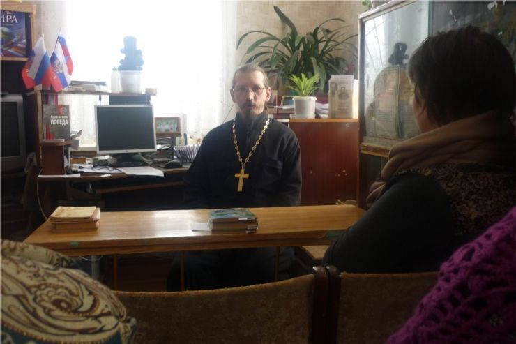 В читальном зале библиотеки села Антипинка состоялась встреча с настоятелем храма Иоанна Богослова протоиереем Сергием Кановым с женщинами, членами клуба «Отдушинка»