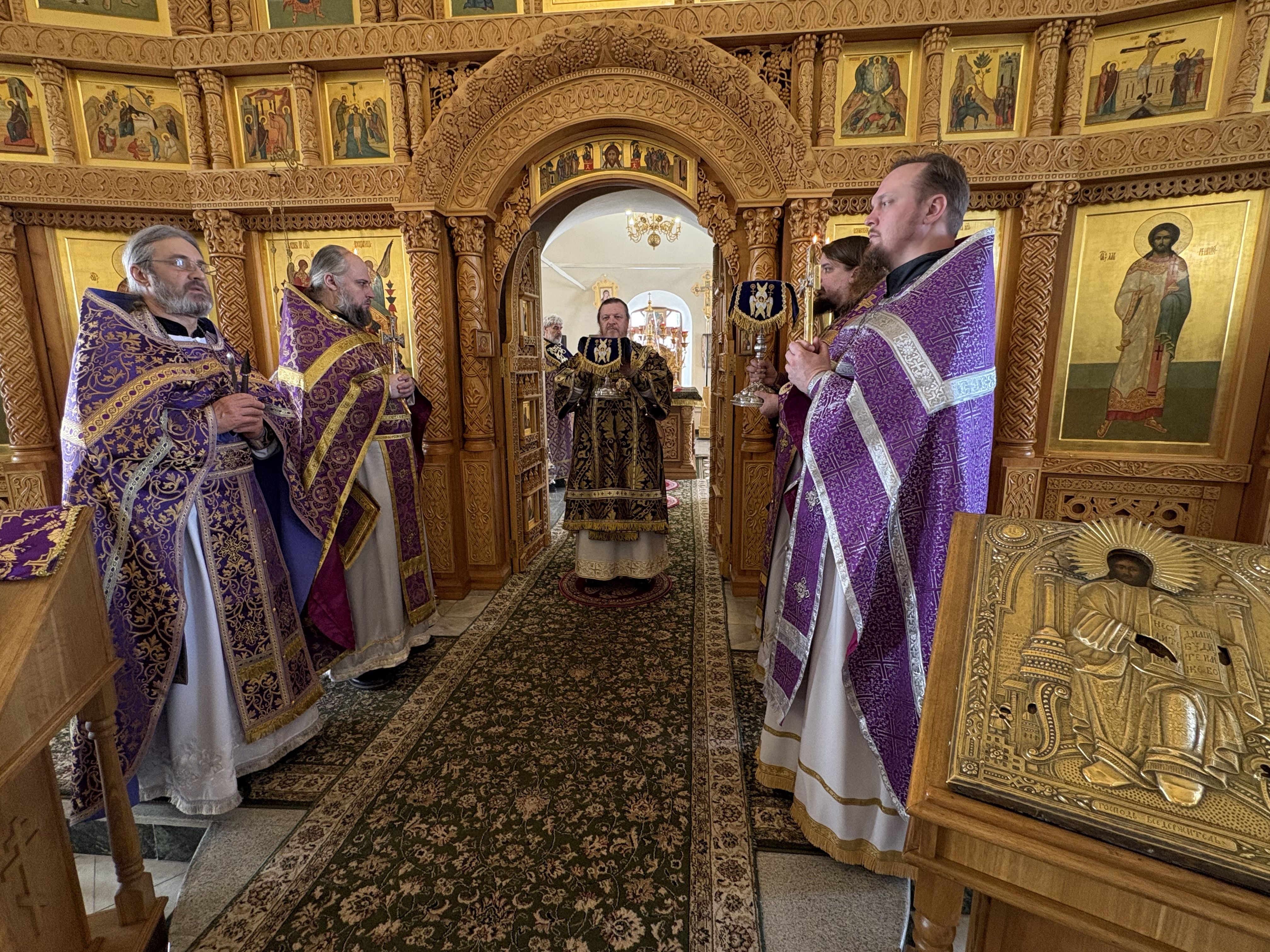 Управляющий Алатырской епархией в Неделю 4-ю Великого поста совершил Божественную Литургию в Киево-Николаевском Новодевичьем монастыре города Алатырь