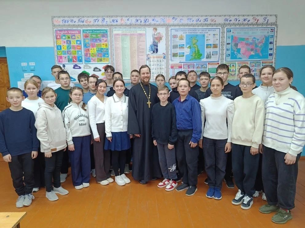 Святочные традиции: в Староайбесинской школе прошла встреча со священником
